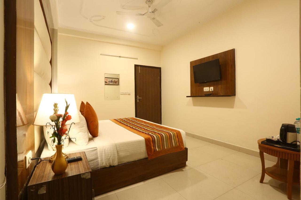 Hotel Earth Delhi  Eksteriør billede